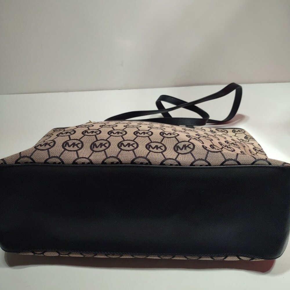 Michael Kors New Tote - Picture 3 of 7
